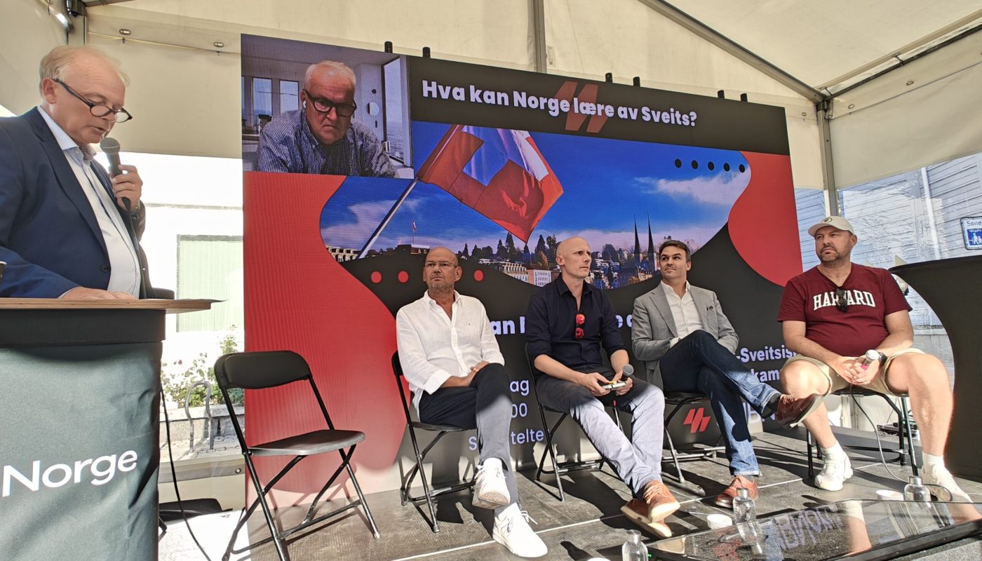 Fra venstre: Dag Abrahamsen (ordstyrer), Jens Rugseth (på skjerm - investor bosatt i Sveits), Rune Midtun (Stortingsrep. FrP), Are Søberg (Sløseriombudsmannen), Zeno Albisser (Sveitser og CEO, Hemispherian AS) og Eirik Furuseth (Gründer Finansco) - under SMB Norges debatt om hva Norge kan lære av Sveits, Arendalsuka 2026.
Foto: Klaus Jakobsen