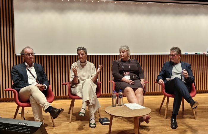 Mads Krogsgaard Thomsen (CEO Novo Nordisk), Margrethe Vestager (Chair of board Danmarks Tekniske Universitet), Christina Egelund (Danmarks Minister for Science, Higher Education and Digital Affairs), Lars Frølund (moderator og Associate Professor at Københavns Universitet og foreleser på MIT), under en paneldebatt om Europeisk teknologisk selvstendighet. På TechBBQ Investor Day.
Foto: Klaus Jakobsen