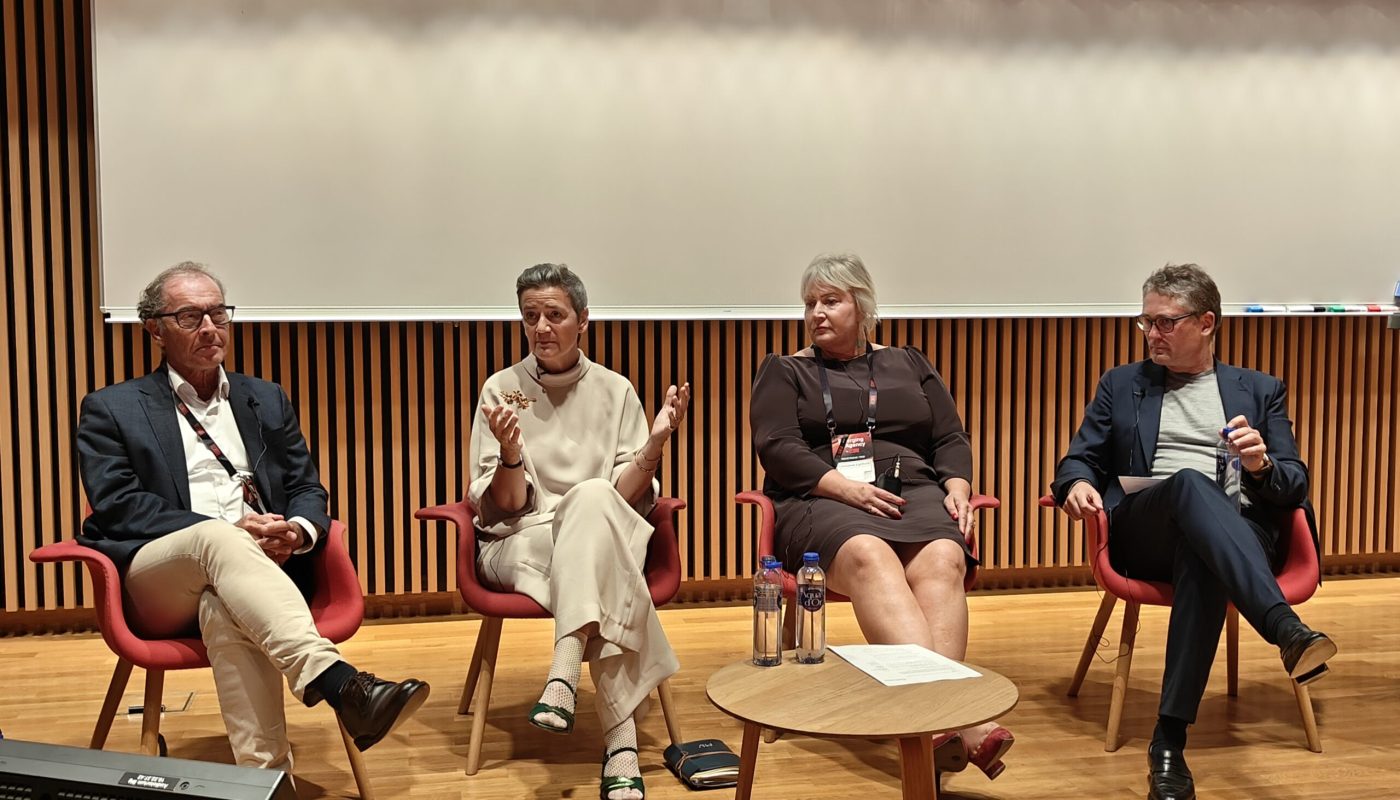 Mads Krogsgaard Thomsen (CEO Novo Nordisk), Margrethe Vestager (Chair of board Danmarks Tekniske Universitet), Christina Egelund (Danmarks Minister for Science, Higher Education and Digital Affairs), Lars Frølund (moderator og Associate Professor at Københavns Universitet og foreleser på MIT), under en paneldebatt om Europeisk teknologisk selvstendighet. På TechBBQ Investor Day.
Foto: Klaus Jakobsen