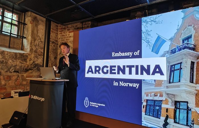Argentinas ambassadør til Norge, Claudio Giacomino, innleder om Argentinas moderne historie, under International after hours, på SMB-huset.
Foto: Klaus Jakobsen