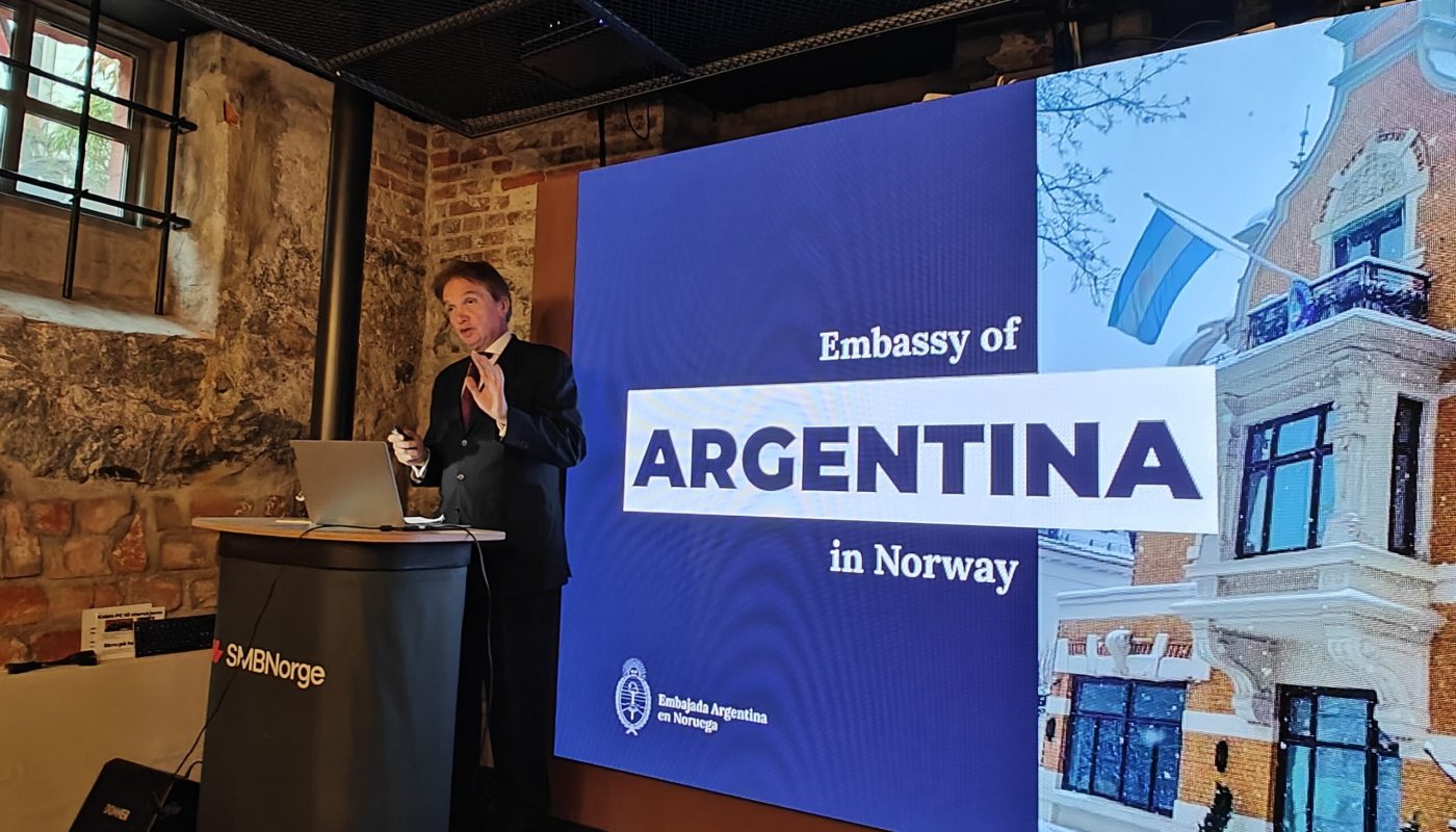 Argentinas ambassadør til Norge, Claudio Giacomino, innleder om Argentinas moderne historie, under International after hours, på SMB-huset.
Foto: Klaus Jakobsen