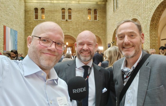 Jørund Rytman i SMB Norge, er normalt optimist for fremtiden, her flankert med reporter Klaus Jakobsen og sjefsøkonom Terje Strøm. I Stortingets vandrehall under lanseringen av statsbudsjettet for 2026.
Foto: Klaus Jakobsen