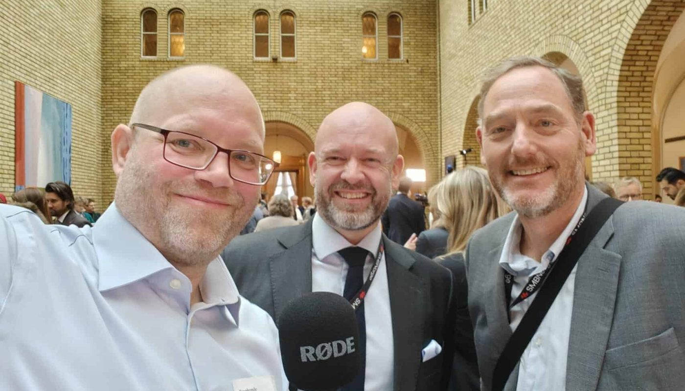Jørund Rytman i SMB Norge, er normalt optimist for fremtiden, her flankert med reporter Klaus Jakobsen og sjefsøkonom Terje Strøm. I Stortingets vandrehall under lanseringen av statsbudsjettet for 2026.
Foto: Klaus Jakobsen