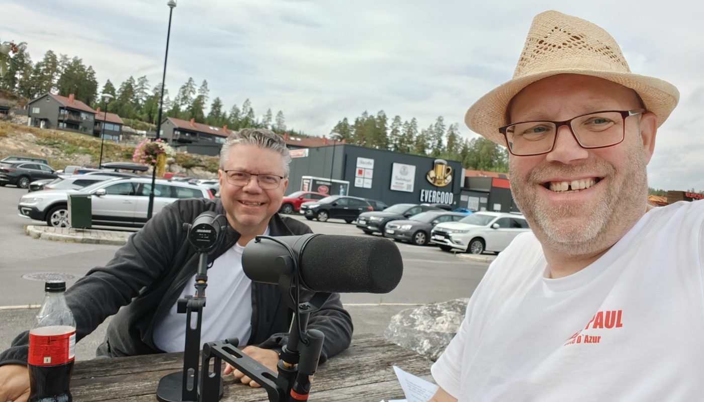 DinBedrift på vei til Arendalsuka, vi stoppet for en kort podcast-prat underveis, her med Ulf Leirstein, fra SMB Norge og vår reporter Klaus Jakobsen.
Foto: Klaus Jakobsen
