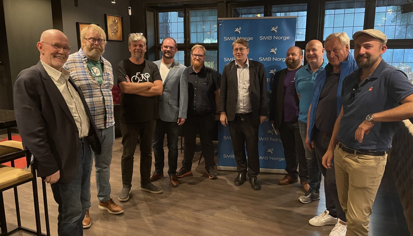 Regionleder Jørn Wad (t.v) og styreleder Karl-Anders Grønland (i midten) med toppkandidatene fra Buskerud og Drammen.