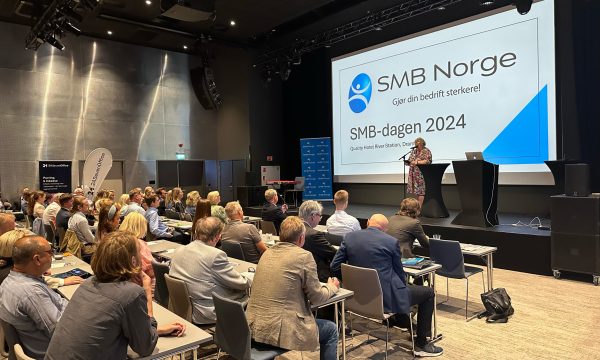 Partileder Erna Solberg (H) holder tale for deltagerne på SMB-dagen i Drammen.