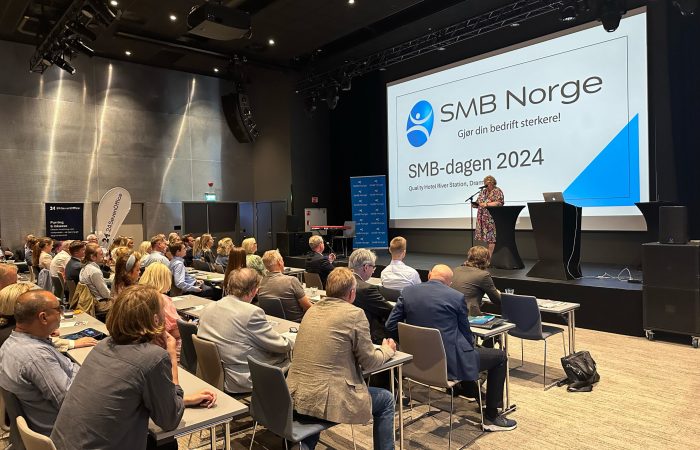 Partileder Erna Solberg (H) holder tale for deltagerne på SMB-dagen i Drammen.