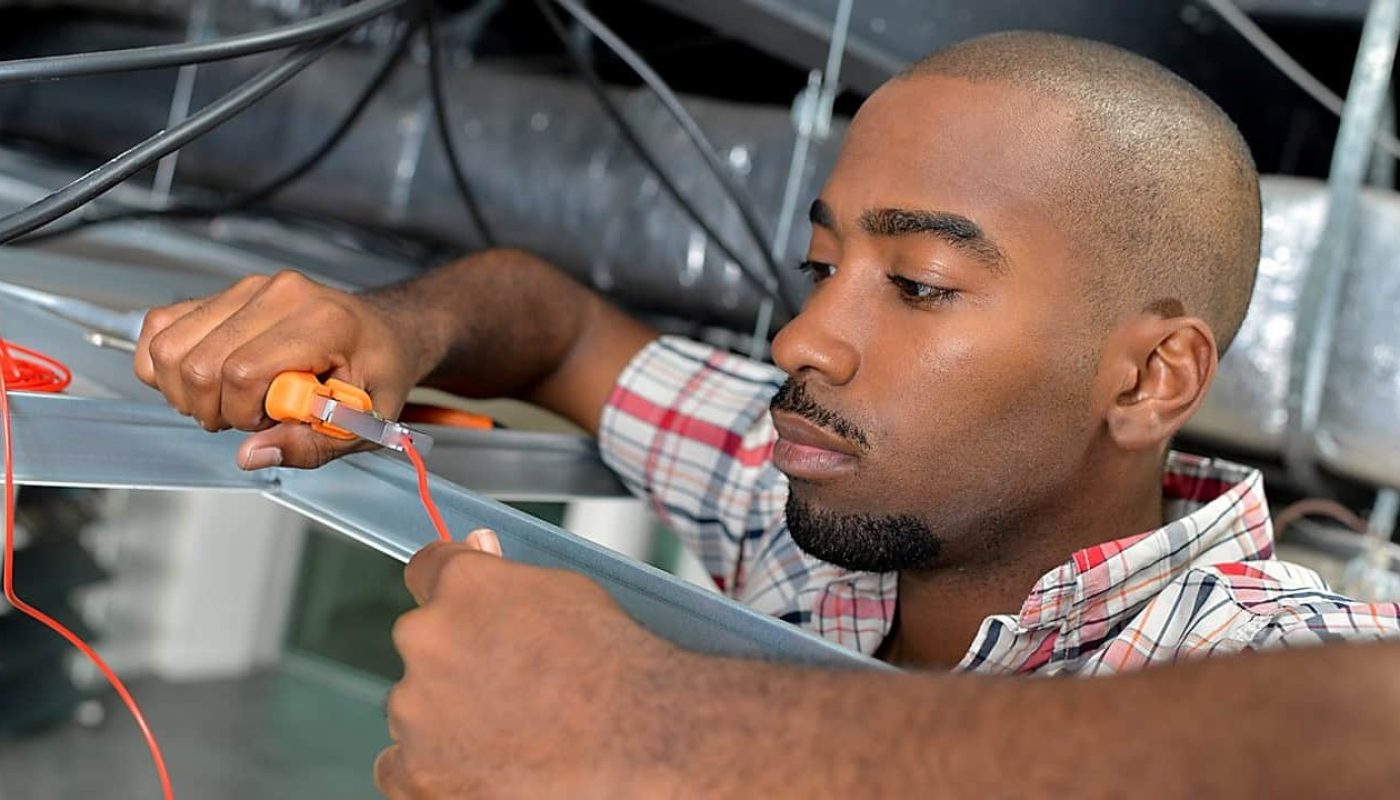 Flere arbeidsgivere oppfordres til å gi flyktninger praksisplass. Sammen med norskopplæring, er det tiltak som virkelig virker. Illustrasjonsfoto.