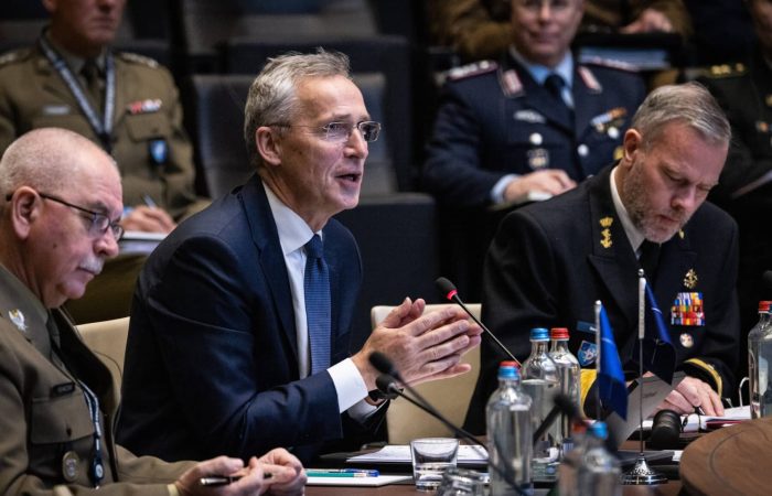 NATO Secretary General, Jens Stoltenberg (centre) with Admiral Rob Bauer, the Chair of the NATO Military Committee (right) and Lieutenant General Janusz Adamczak, Director General of the NATO International Military Staff (left). Foto: NATO/IMS