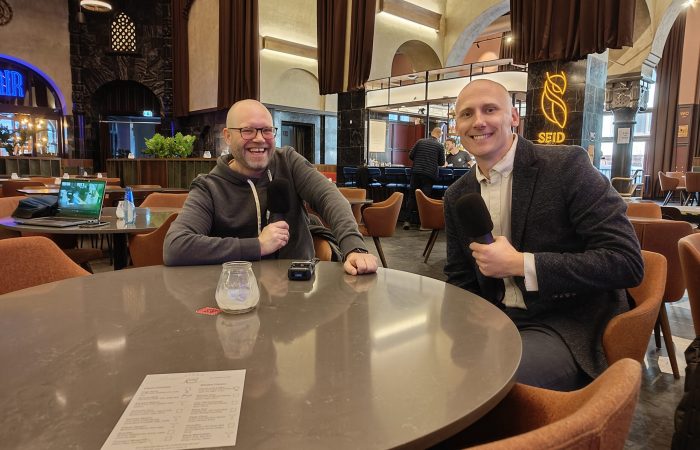 Reporter Klaus Jakobsen, her med Are Søberg under et intervju i forbindelse med Sløseriombudsmannens ti års jubileum i 2024.
Foto: Lars Petter Solås