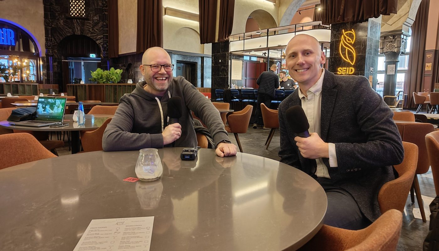 Reporter Klaus Jakobsen, her med Are Søberg under et intervju i forbindelse med Sløseriombudsmannens ti års jubileum i 2024.
Foto: Lars Petter Solås