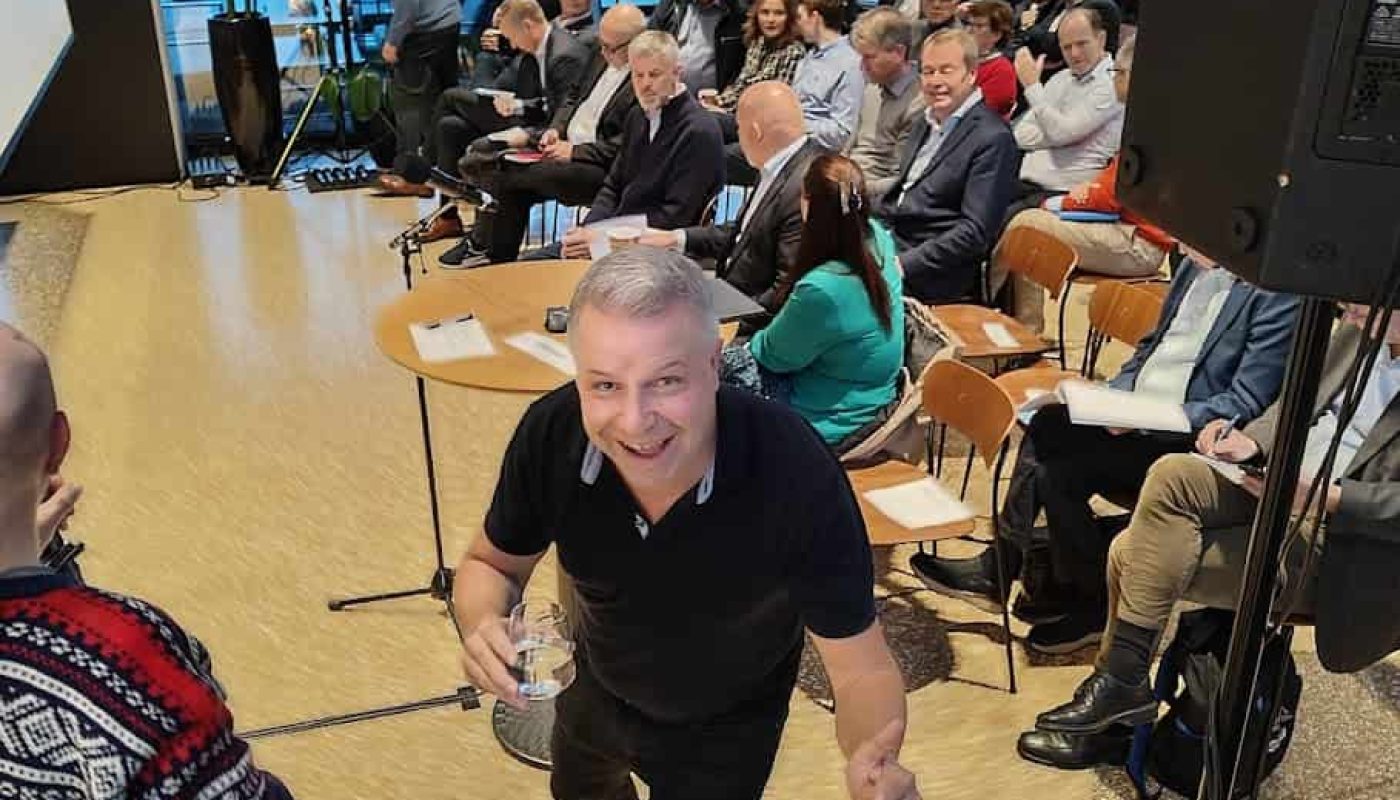 En glad Lars Oscar Øvstegård. Prosessvarselet for søksmålet mot formuesskatt på arbeidende kapital er endelig levert inn. Foto: Klaus Jakobsen