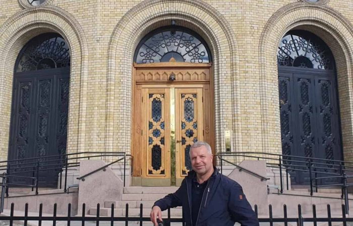 Lars Oscar Øvstegård foran Stortinget, har nå fått støtte fra SMB Norge og alle næringslivsforeninger på Nordvestlandet. 
Foto: Privat