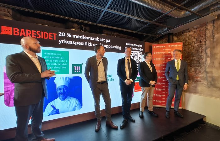 Lars Petter Solås (konferansier), Terje Strøm (Sjeføkonom SMB Norge), Pål Arne Davidsen ( Partner Rud Pedersen), Ulf Leirstein (tidligere stortingsrepresentant og medlem av Nordisk Råd, nå SMB Norge), og Thomas Nordby (Partner Advokatbyrå Schjødt) under internasjonalt forum.

Foto: Klaus Jakobsen