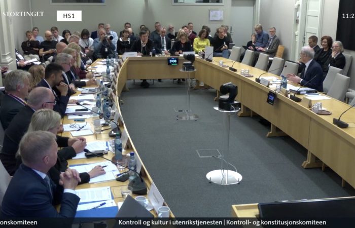 Statsminister Jonas Gahr Støre (AP) under høring i Stortingets  Kontroll- og konstitusjonskomites høring om tilknytninger til Jeffrey Epstein, med mer. Har UD god kontroll og kultur, er høringens intensjon å finne ut av. Her høres Støre som tidligere utenriksminister.

Faksimile stortinget.no