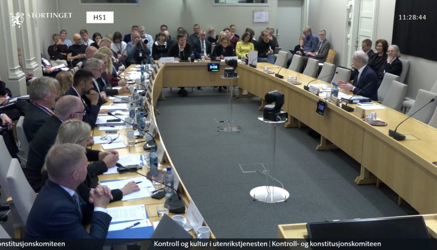 Statsminister Jonas Gahr Støre (AP) under høring i Stortingets  Kontroll- og konstitusjonskomites høring om tilknytninger til Jeffrey Epstein, med mer. Har UD god kontroll og kultur, er høringens intensjon å finne ut av. Her høres Støre som tidligere utenriksminister.

Faksimile stortinget.no