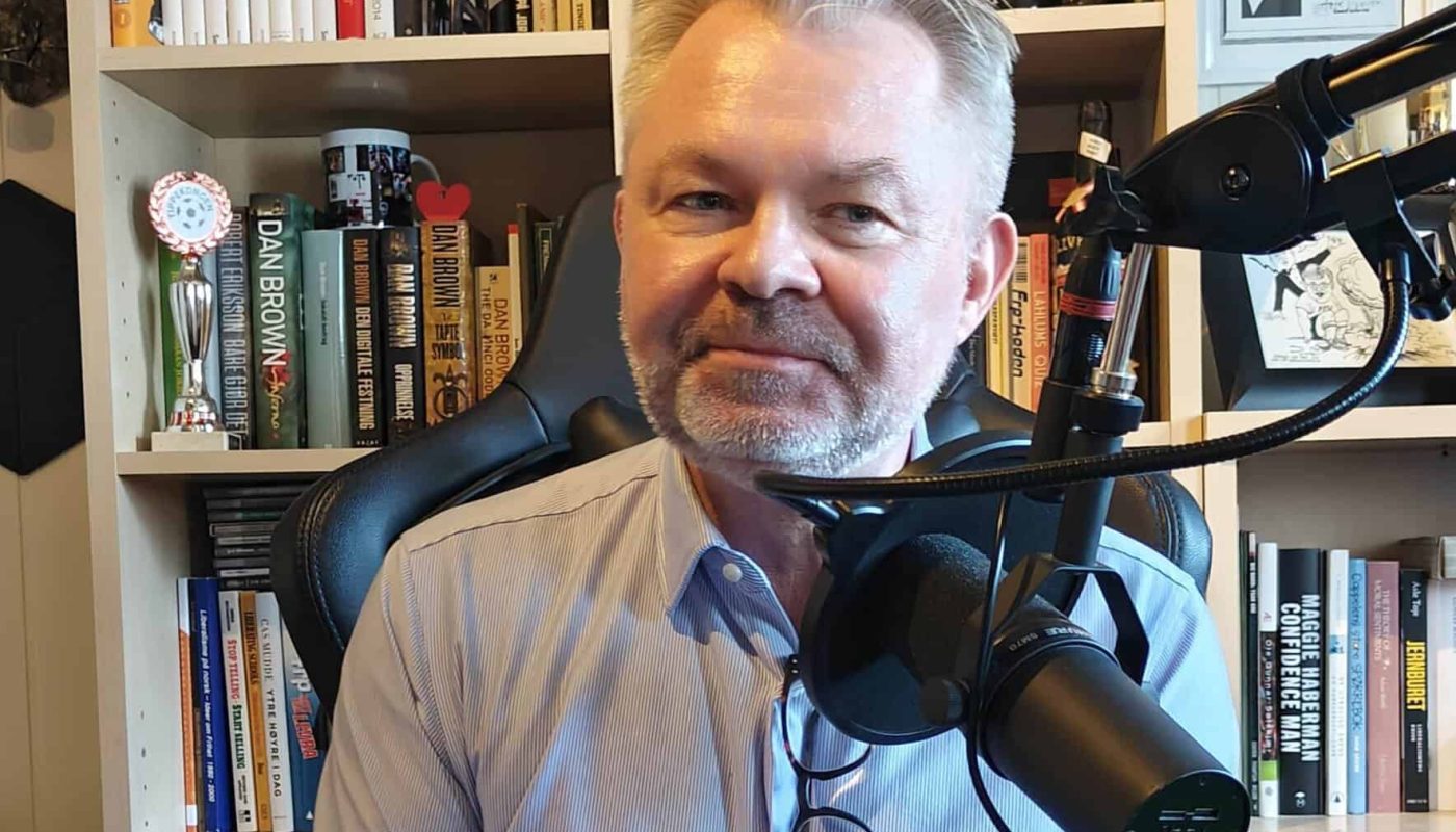 Forfatter av boken "Frist meg ikke inn i ledelse", Øystein Bonvik har vært på besøk i podcast-studioet hos Klaus Jakobsen for å snakke om ledelse i næringslivet. Foto: Klaus Jakobsen
