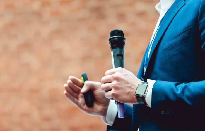 I FRONT!  Hver eneste dag jobber vi for å bedre rammevilkårene til Norges mange små og mellomstore bedrifter. Det gjenspeiler seg i alle fanesakene vi har frontet i media og politikere.