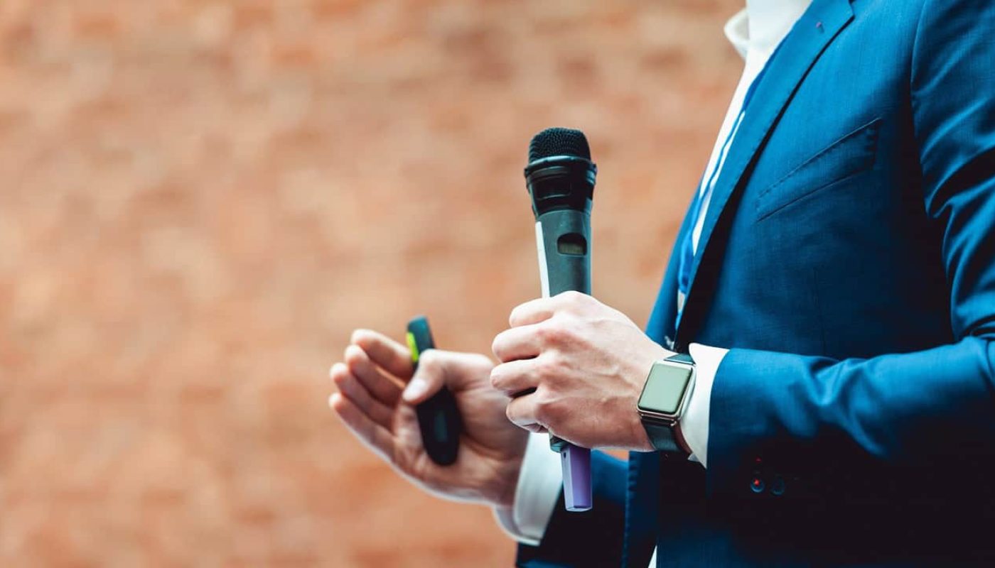 I FRONT!  Hver eneste dag jobber vi for å bedre rammevilkårene til Norges mange små og mellomstore bedrifter. Det gjenspeiler seg i alle fanesakene vi har frontet i media og politikere.