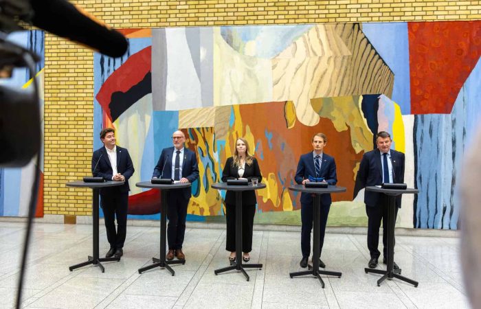 Her holder partiene felles pressekonferanse i Vandrehallen på Stortinget. Foto: Hans Kristian Thorbjørnsen