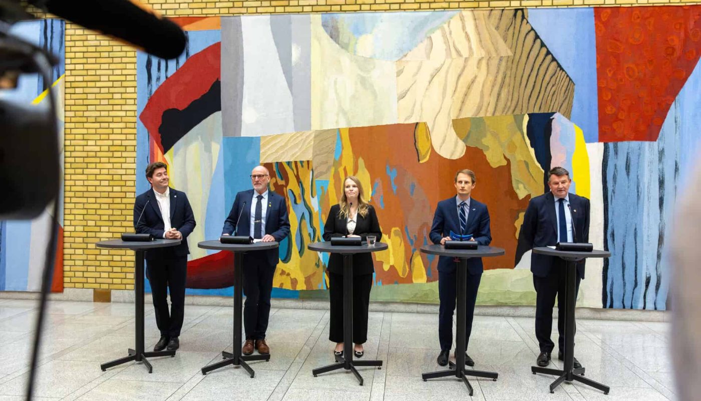 Her holder partiene felles pressekonferanse i Vandrehallen på Stortinget. Foto: Hans Kristian Thorbjørnsen