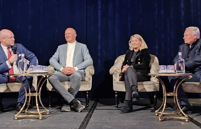 Sofaprat Desemberkonferansen 2024. Jørund Rytman, Ketil Solvik-Olsen (FrP), Monika Mæland (H) og Truls Berg.