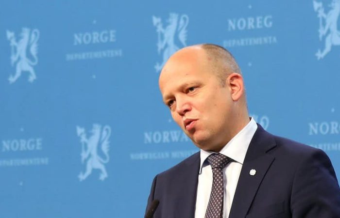 Finansminister Vedum, Senterpartiet, viker ikke.