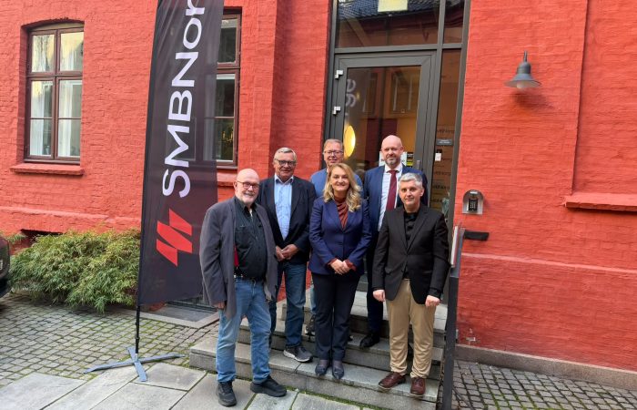 Kosovos ambassadør, dr. Nita Luci sammen med SMB Norges administrerende direktør Jørund Rytman, samt andre representanter som var tilstede på lunsjseminaret