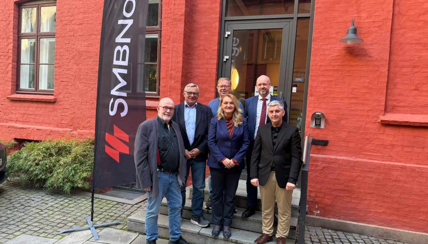 Kosovos ambassadør, dr. Nita Luci sammen med SMB Norges administrerende direktør Jørund Rytman, samt andre representanter som var tilstede på lunsjseminaret