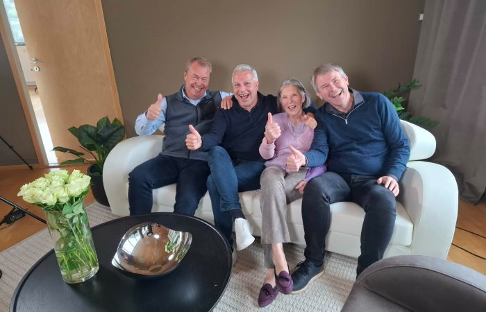 «Uansett kor mykje motgang vi møter, skal vi aldri miste humøret eller glimtet i auget. Det bestemte vi oss for frå dag éin.»
Fra venstre: Terje Bøe, Lars Oscar Øvstegård, Olaug Brunstad, Geir Høydalsvik.
Foto: Privat