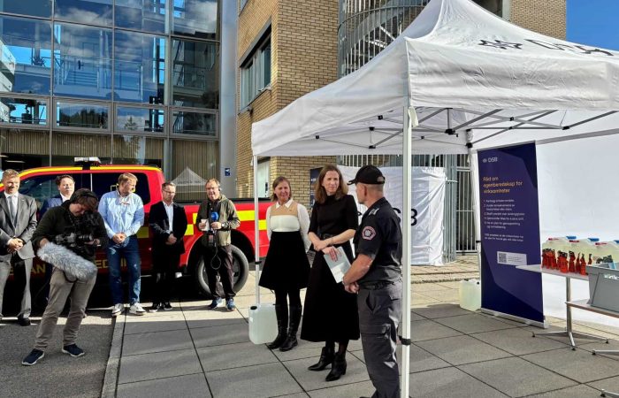 Justis- og beredskapsminister Astri Aas-Hansen flankert av DSBs direktør Elisabeth Aarsæther og Jan Helge Kaiser, brannsjef i Vestfold Interkommunale Brannvesen, i Tønsberg, på lanseringen av egenberedskapsrådene for norske virksomheter. Foto: Justis- og beredskapsdepartementet