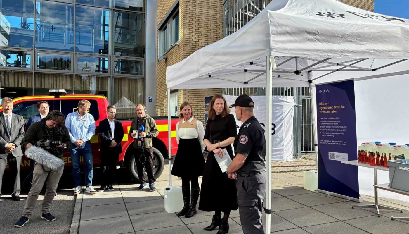Justis- og beredskapsminister Astri Aas-Hansen flankert av DSBs direktør Elisabeth Aarsæther og Jan Helge Kaiser, brannsjef i Vestfold Interkommunale Brannvesen, i Tønsberg, på lanseringen av egenberedskapsrådene for norske virksomheter. Foto: Justis- og beredskapsdepartementet