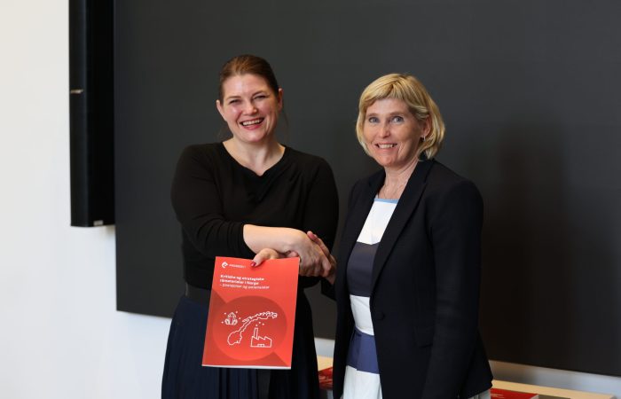 Næringsminister Cecilie Myrseth mottar rapporten fra Trude Sundset, teknologidirektør i Norsk Hydro og del av styringsgruppen i Prosess21. NFD