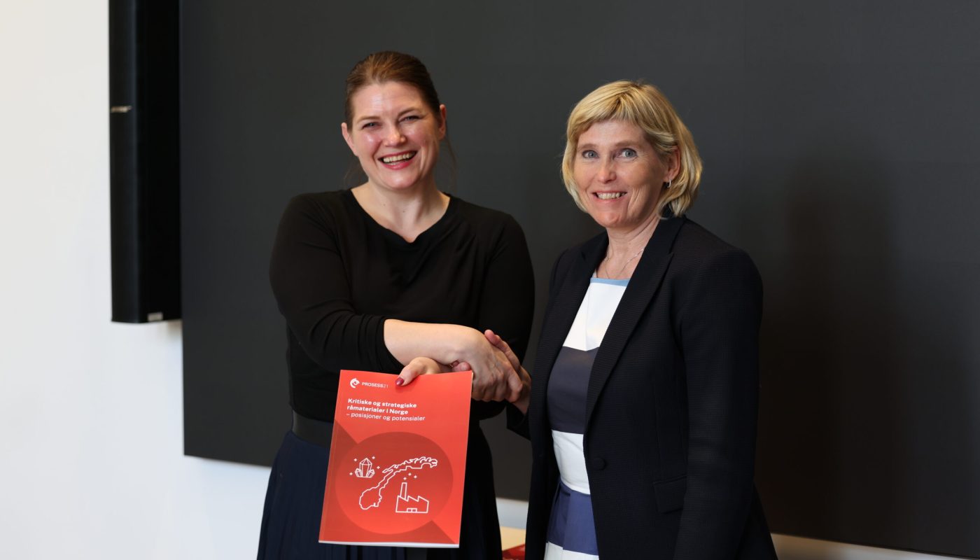 Næringsminister Cecilie Myrseth mottar rapporten fra Trude Sundset, teknologidirektør i Norsk Hydro og del av styringsgruppen i Prosess21. NFD
