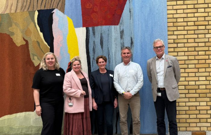 Silje Hjemdal og Hans Andreas Limi sammen med representanter for Matsentralen Norge. Foto: FrP.