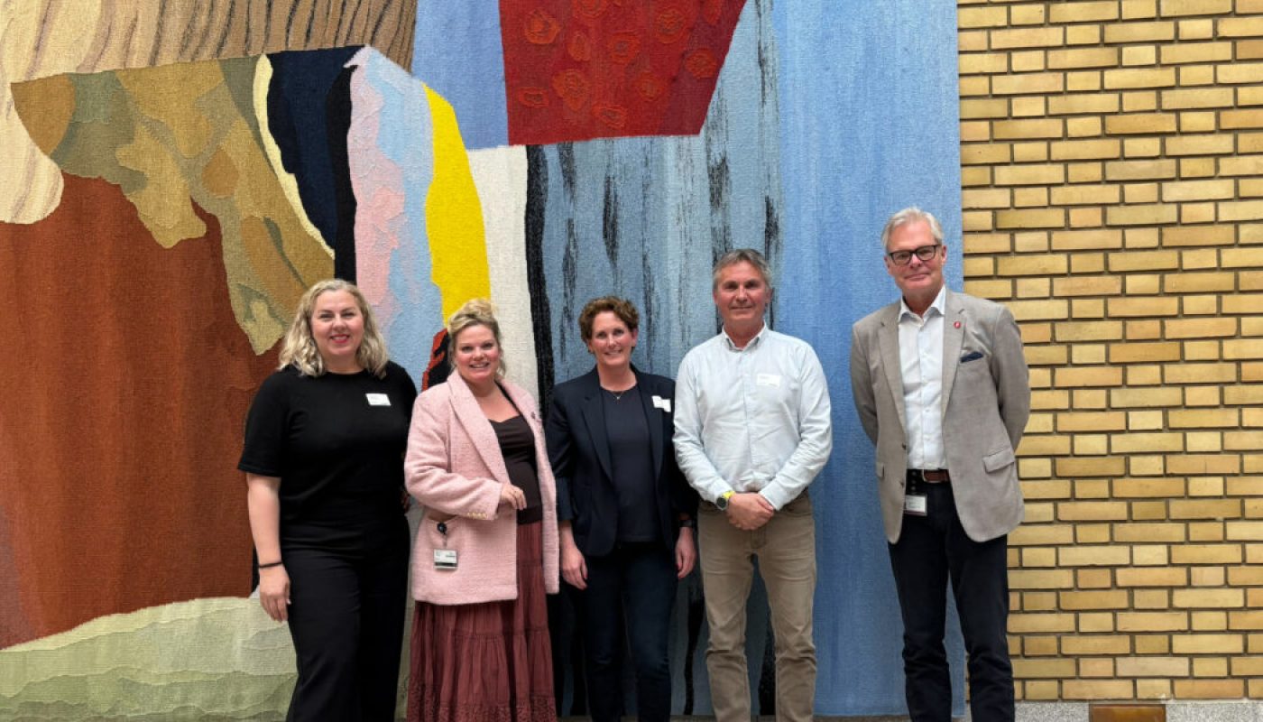 Silje Hjemdal og Hans Andreas Limi sammen med representanter for Matsentralen Norge. Foto: FrP.